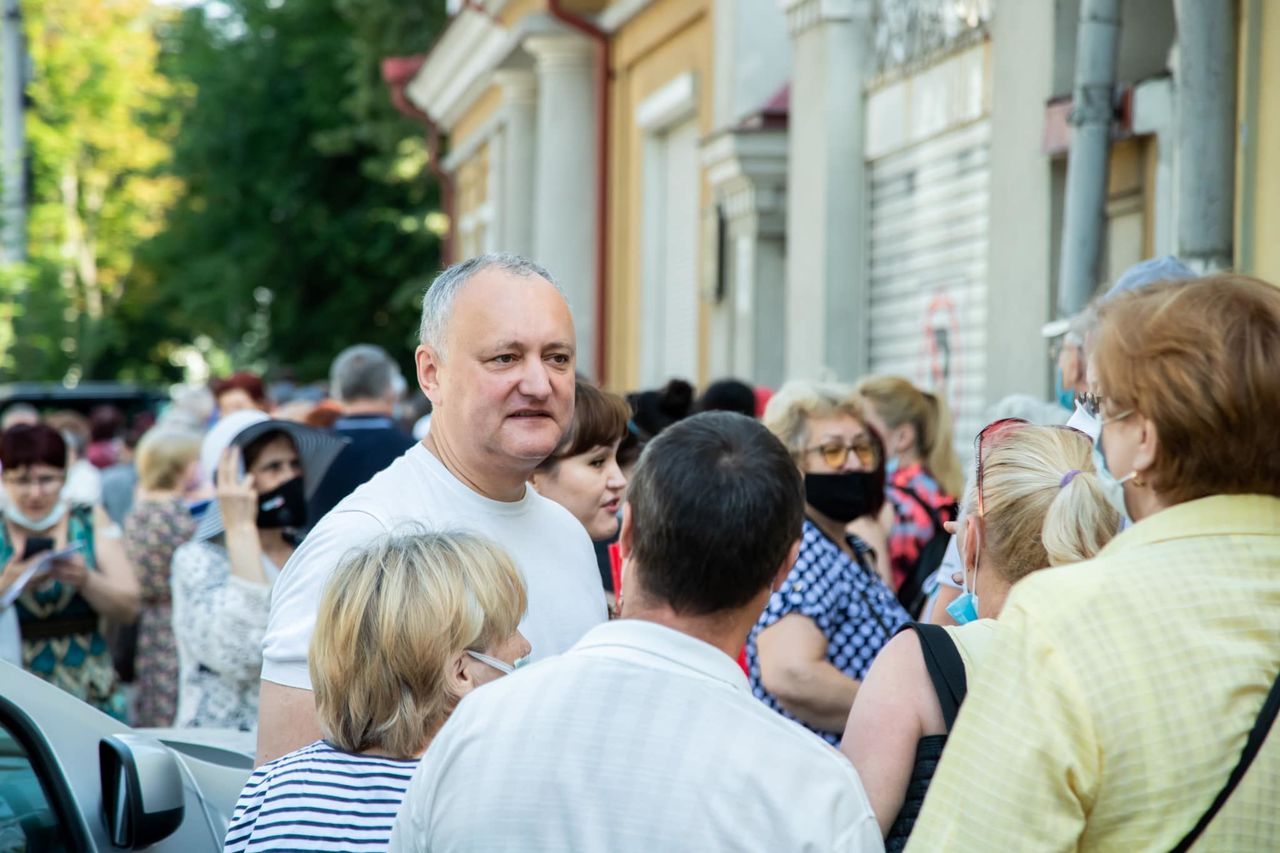 Игорь Додон, дойдя до конца очереди на марафоне вакцинации, передумал прививаться.