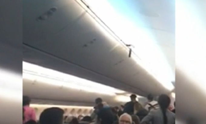 Telefonul unei femei a luat foc cu puţin înainte de decolarea unui avion Air Canada.