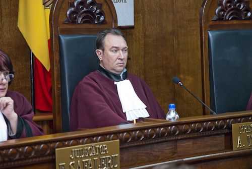  Curtea Constituţională (CC) a recunoscut drept neconstituţională aflarea lui Vlad Filat în funcţia de premier interimar.
