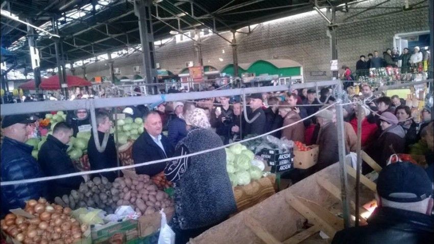 Игорь Додон посетил продовольственный рынок в Бельцах.
