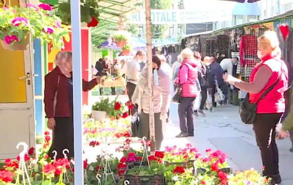 На Центральном рынке в эти дни многолюдно, а основной товар — поминальные дары на Радоницу.