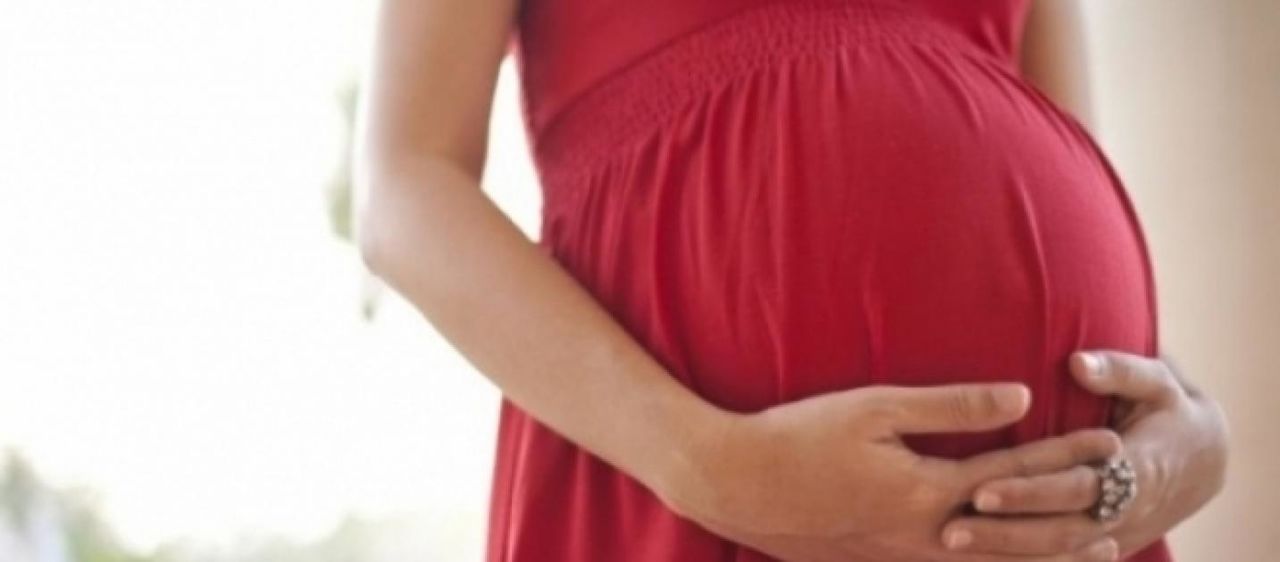 O femeie din Truşeni, gravidă în luna a şasea, a pierdut sarcina după ce a fost bătută cu picioarele în burtă de vecin. 
