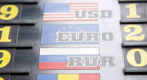 Euro şi dolarul capătă teren în raport cu leul, în weekend