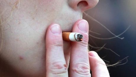 Pacienţii internaţi în spitale sunt nemulţumiţi că nu au voie să fumeze. Foto: bbc.co.uk