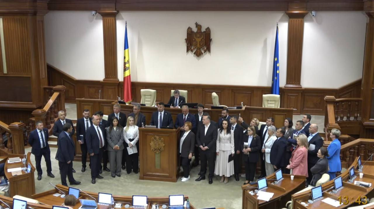 Opoziția a blocat tribuna Parlamentului și a părăsit ședința.