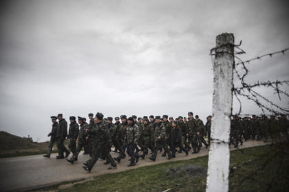Украинские военнослужащие на территории военного аэродрома «Бельбек». Фото: Валерий Мельников / РИА Новости