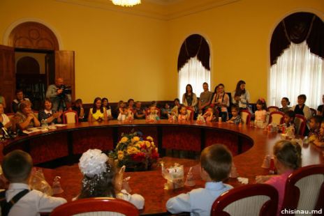 Ajutor material pentru 16 copii orfani din capitală care merg în clasa întâi. Foto: trm.md