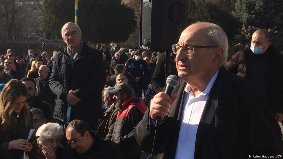 Лидер оппозиционного "Движения за спасение родины" Вазген Манукян призвал возвести баррикады у здания парламента.