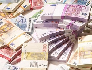 Первый транш в 100 млн евро будет доступен Киеву сразу после достижения соглашения о возобновлении финансирования со стороны МВФ.