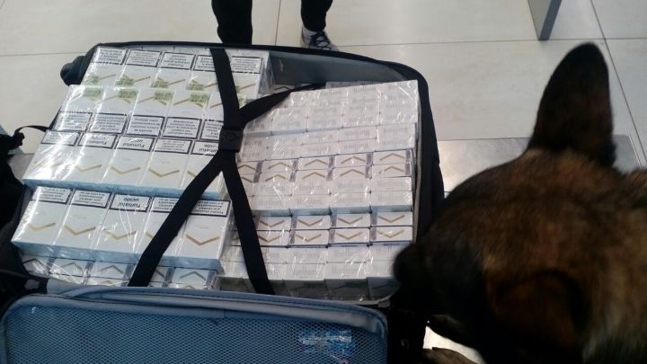 Vameșii de la Aeroportul Internațional Chișinău au reținut astăzi 8.000 de țigarete, tăinuite de la controlul vamal. 