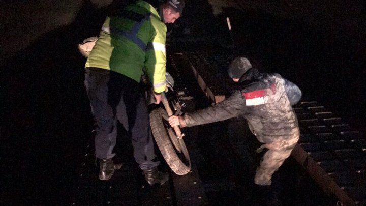 Doi motociclişti din Sângerei au căzut de pe un pod şi s-au răsturnat într-un râu. 