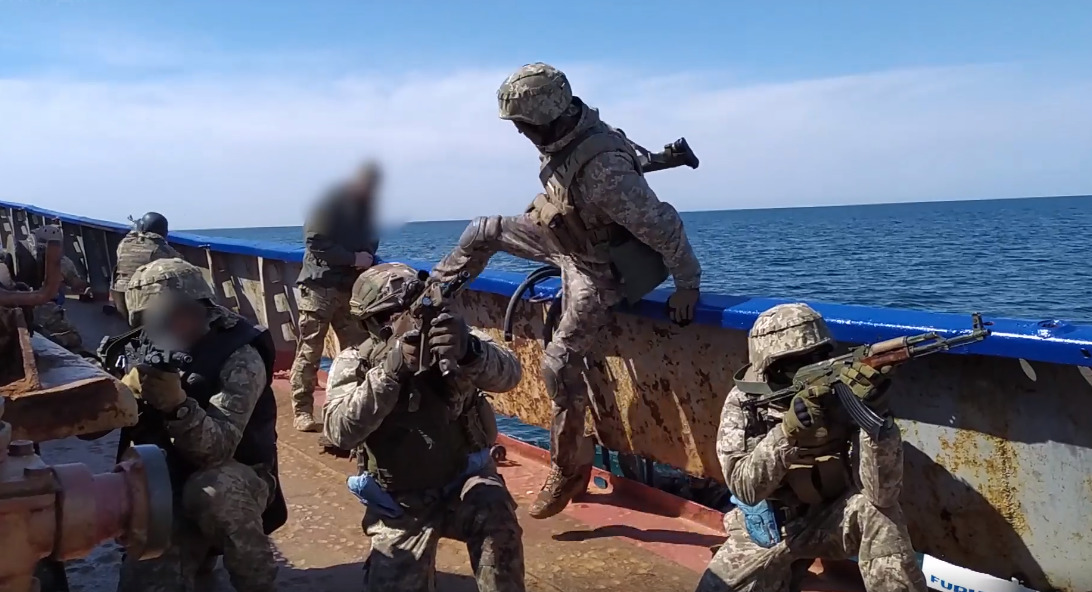 Украинские военные провели учения по захвату судов в открытом море.