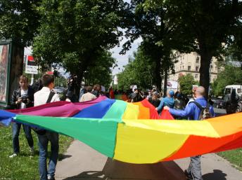 В ходе процесса принятия Закона против дискриминации проблема защиты прав сексуальных меньшинств вызвала горячие споры в обществе. Фото: russian.rfi.fr