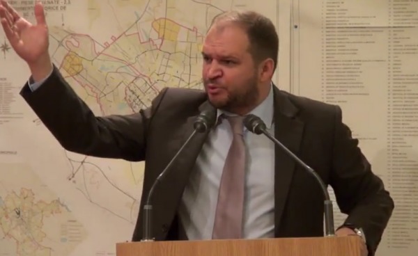 Ion Ceban s-a arătat indignat față de faptul că din cauza vacanței unor funcționari, ordinea de zi a CMC trebuie să fie închisă.