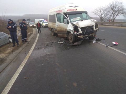Accident la Hâncești cu implicarea unui microbuz de rută: Un rănit. Foto: protv.md