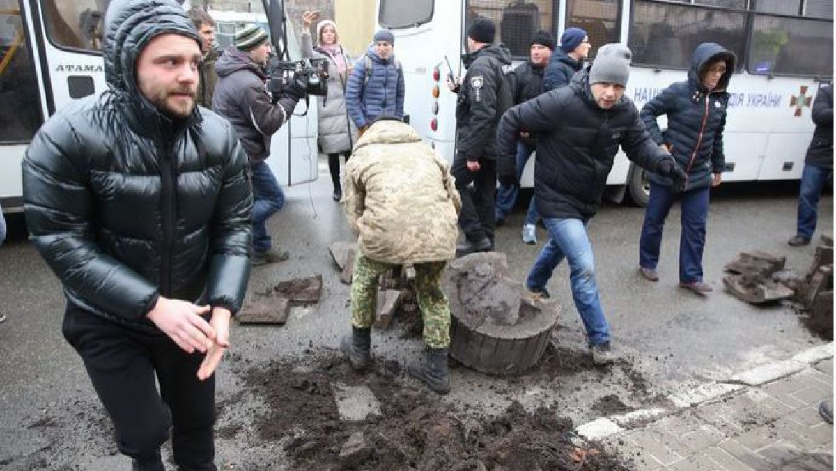 Susținătorii lui Saakashvili ridică baricade în centrul Kievului. Foto: agora.md
