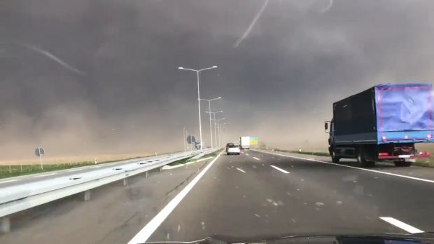 Опубликованы видео страшной бури, разразившейся в Сербии.