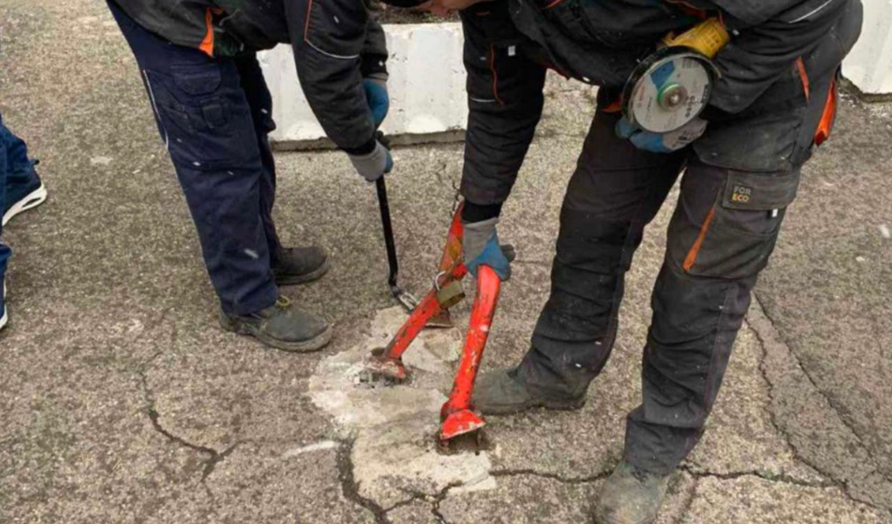 Autoritățile municipale demontează barierele ilegale de parcare din Chișinău.