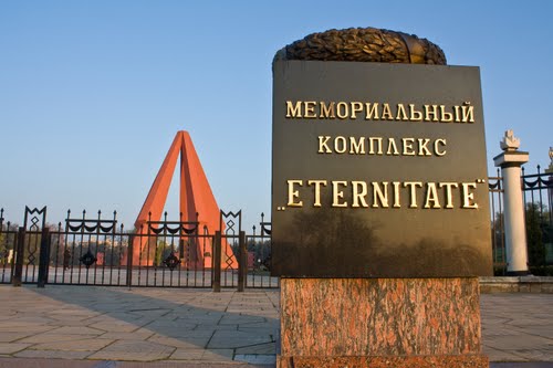 Не так давно появлялась информация о необходимости сноса мемориального комплекса "Eternitate-Вечность". Фото: grifon-md.livejournal.com