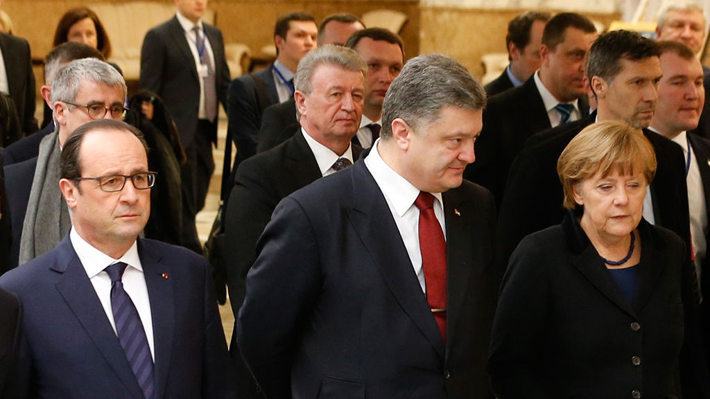Петр Порошенко пообщался по телефону с канцлером ФРГ Ангелой Меркель и президентом Франции Франсуа Олландом. 