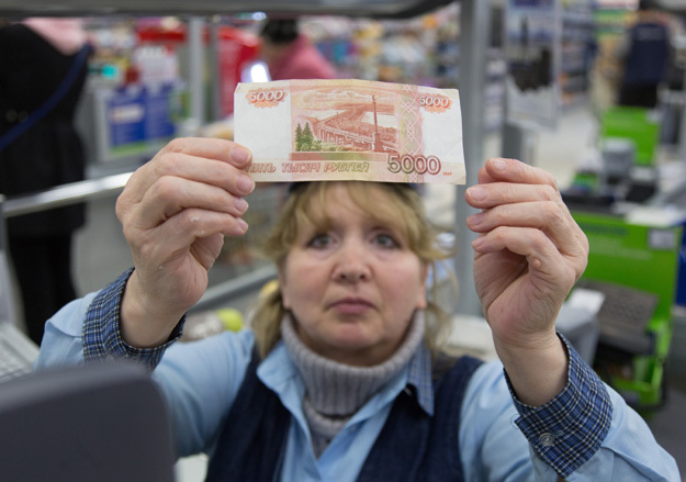 Так курс валют следующий: 52 рубля за доллар и 64,6 за один евро.