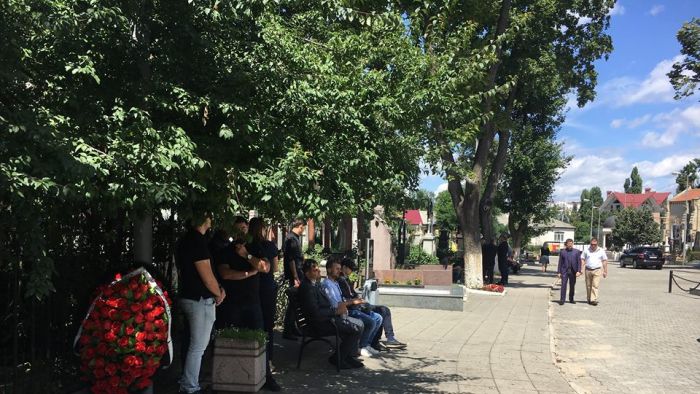 Родственники, близкие и знакомые пришли к кладбищенской церкви на улице Армянской, чтобы проститься с Теодором Цэрану. Фото: protv.md.