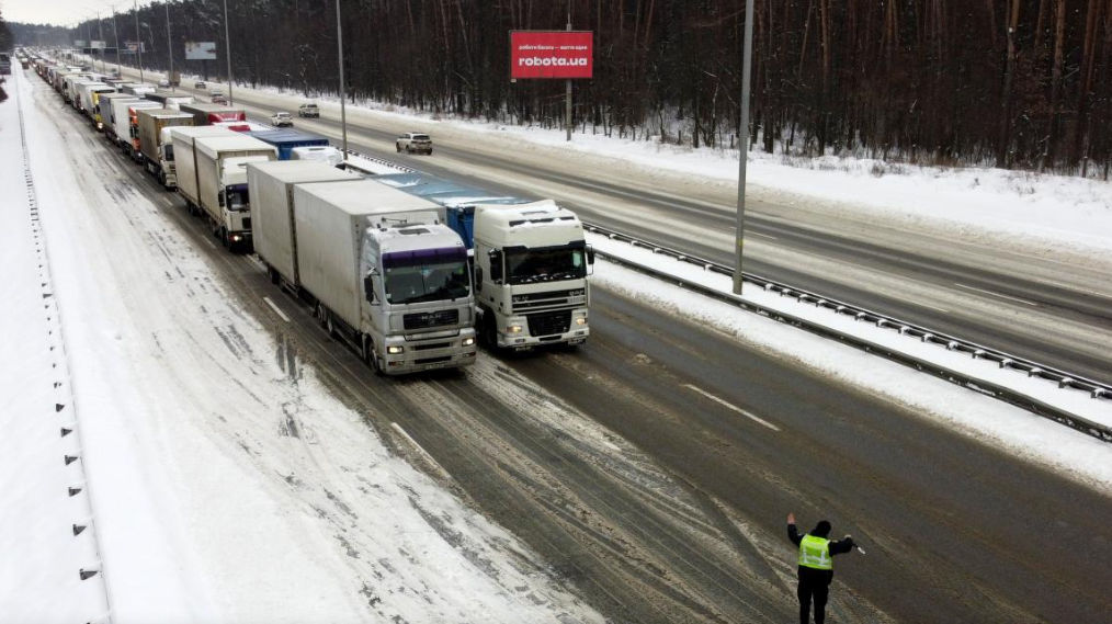 Венгерские перевозчики в понедельник начнут блокировать границу Украины.
