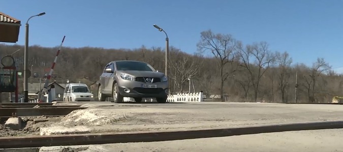 У 10 железнодорожных переездов установят шлагбаумы.