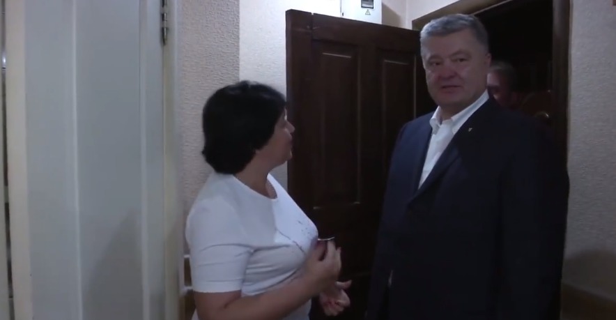 Порошенко раскритиковали за посещение "российской" украинской семьи.