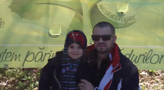 Pavel a publicat ieri pe profilul său de Facebook un video unde apare micuțul Cezar plantând pomi.