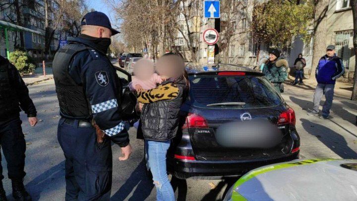 В Кишинёве женщина случайно заперла младенца в машине.