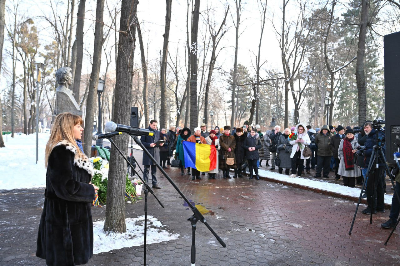 В Молдове отметили 174-ю годовщину со дня рождения поэта Михая Эминеску.