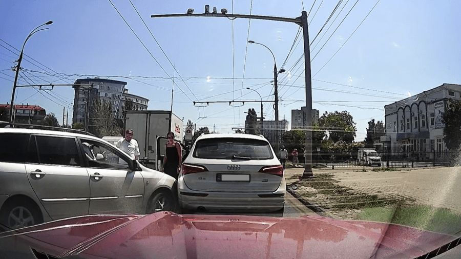 На Телецентре произошла цепная авария: столкнулись 3 автомобиля.
