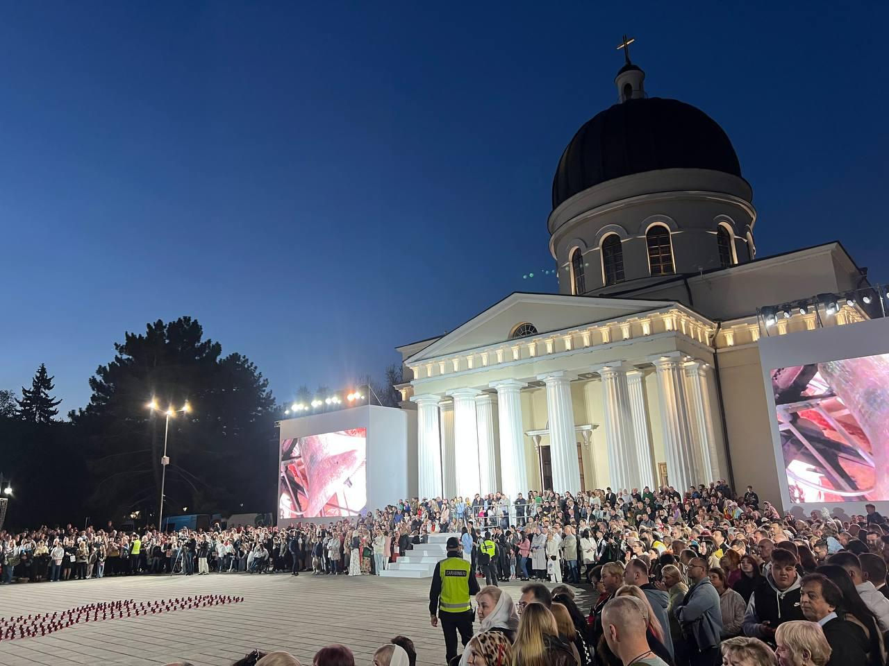 Sute de oameni s-au adunat la Catedrala Mitropolitană în așteptarea Focului Sfânt.