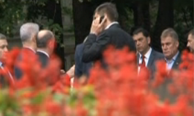 Parlamentarii comuniști și-au asigurat plecarea la timp pentru a putea sărbători marea victorie.
