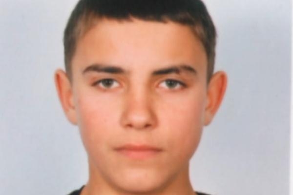 În ziua dispariției, băiatul purta o scurtă de culoare maro, blugi de culoare neagră şi încălţăminte sport de culoare maro.