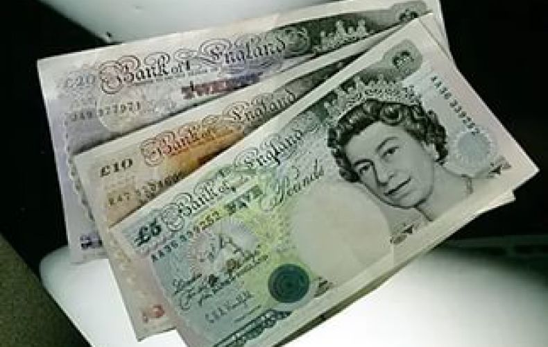 Курс фунта стерлингов к доллару в ходе торгов на рынке Forex утром 24 июня упал на 10 процентов до уровня 1985 года.