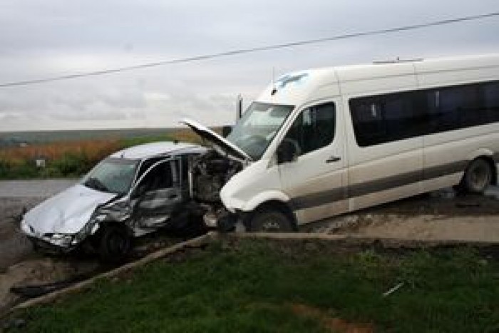 Trei oameni au fost internați la spital, iar alții patru au avut nevoie de îngrijiri medicale în urma unui accident rutier.