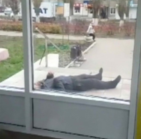 Прямо на пороге медучреждения у мужчины, лежащего на земле, начались судороги.