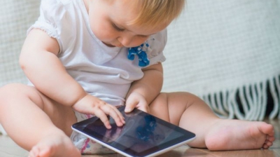 Tot mai mulţi copii îşi petrec timpul liber în faţa computerelor, tabletelor şi telefoanelor.
