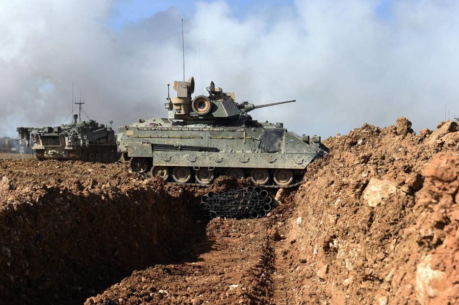 В учениях в Германии использовались танки M1A2 Abrams и Bradley (BFV). Фото: stripes.com.