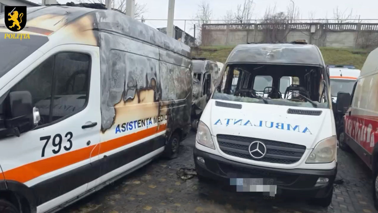 На Чеканах минувшим вечером загорелась парковка возле автосервиса.
