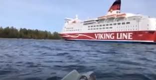 Пассажирское судно село на мель у Аландских островов в Балтийском море.