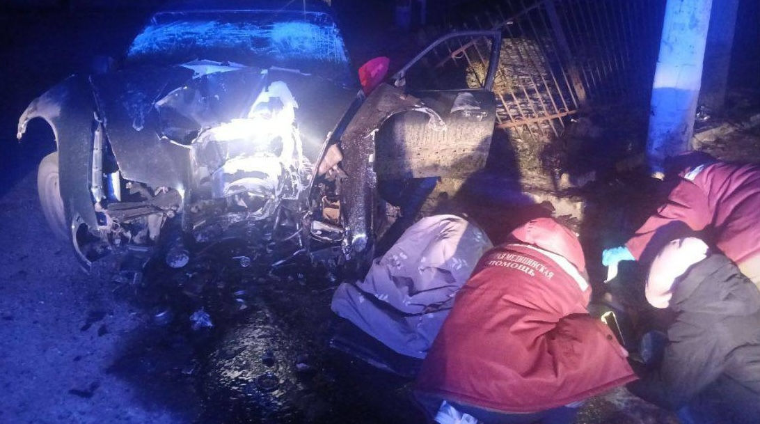 Accident grav la Bender: Un șofer beat s-a izbit violent într-un stâlp și un gard metalic.