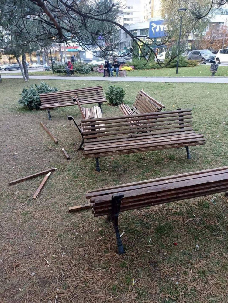 Неизвестные перевернули скамейки в аллее на Чеканах.