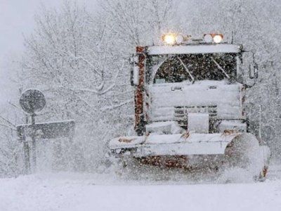 Noapte albă pentru drumari. Muncitorii lucrează întruna. Foto: reporterntv.ro
