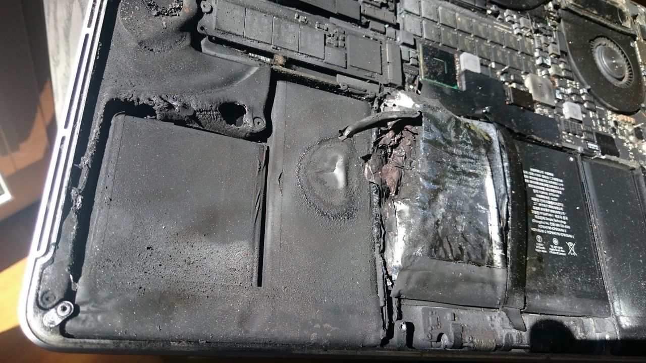 Ноутбук MacBook Pro американского диджея загорелся у него на коленях.