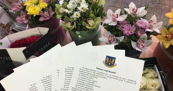 Продавцы живых цветов на оптовом рынке получили листовки от ГНС.