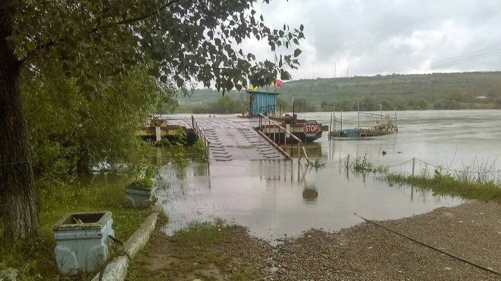 КПП паромного типа Косэуць-Ямполь приостановил свою деятельность.