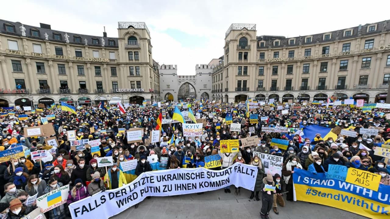 В Мюнхене собрался большой митинг в поддержку Украины.